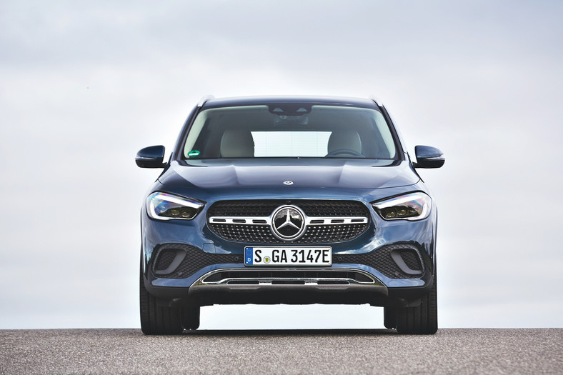 Porównanie hybrydowych SUVów: Mercedes GLA 250e kontra Volvo XC40 Recharge T4