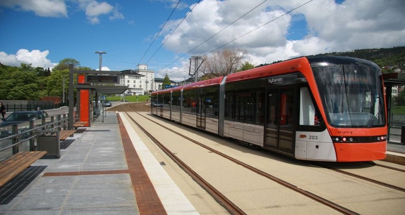 Linia tramwajowa budowana przez Torpol w Bergen w Norwegii. Tabor jest produkcji Stadlera.