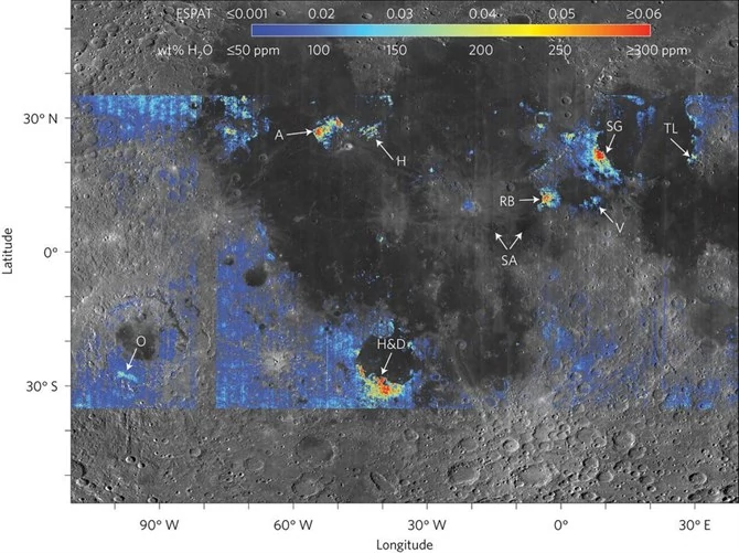 Mapa Księżyca, gdzie zaznaczono osady bogate w wodę