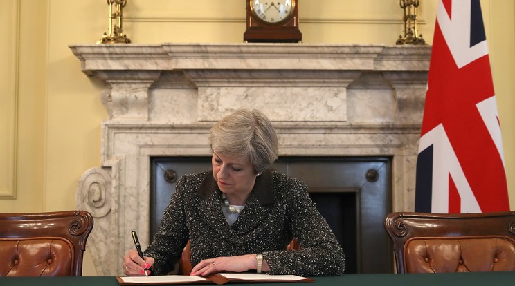 Theresa May aláírta a nyilatkozatot  /Fotó: Europress - Getty Images