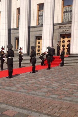Żołnierz nie wytrzymał. Padł przed prezydentem Ukrainy. ZDJĘCIA