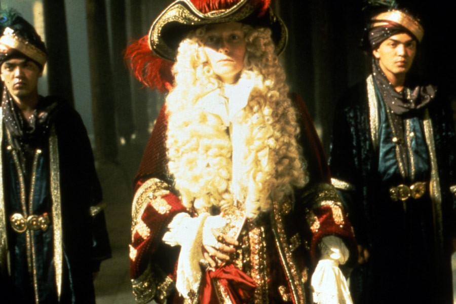 Tilda Swinton w tytułowej roli obłożonego klątwą "bycia młodym na wieki" młodzieńca w filmie Sally Potter, "Orlando" (1992). 