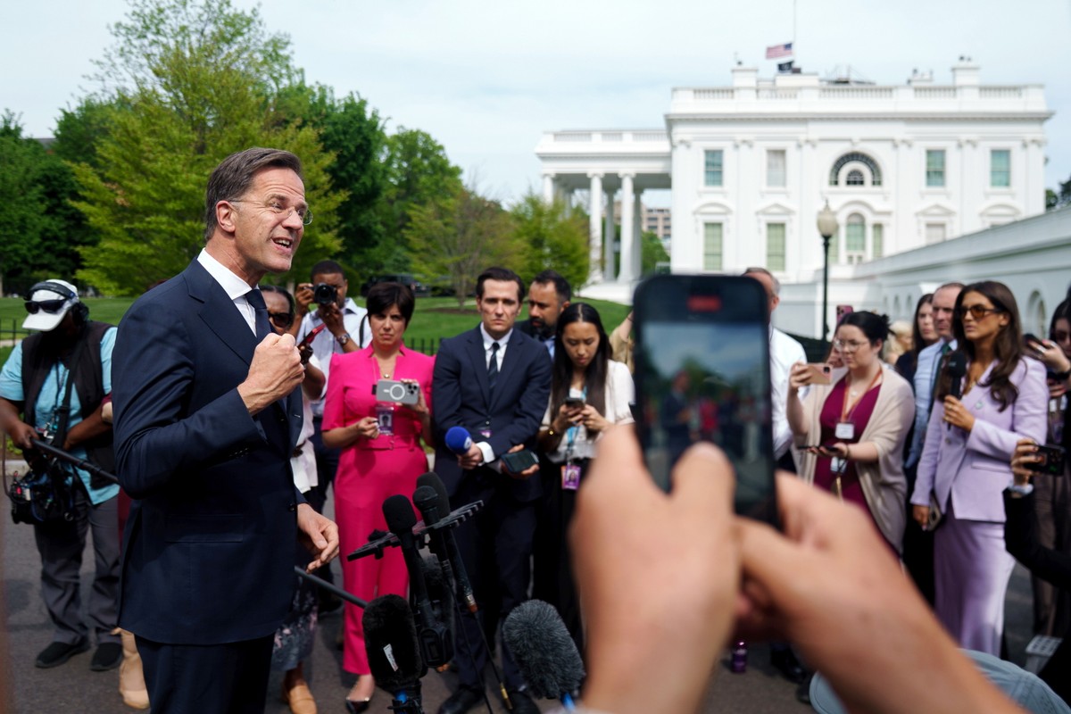 Rutte relacjonuje dziennikarzom przed Białym Domem swoje rozmowy z amerykańskim prezydentem oraz jego doradcą ds. bezpieczeństwa narodowego Michaelem Waltzem i sekretarzem stanu Marco Rubio