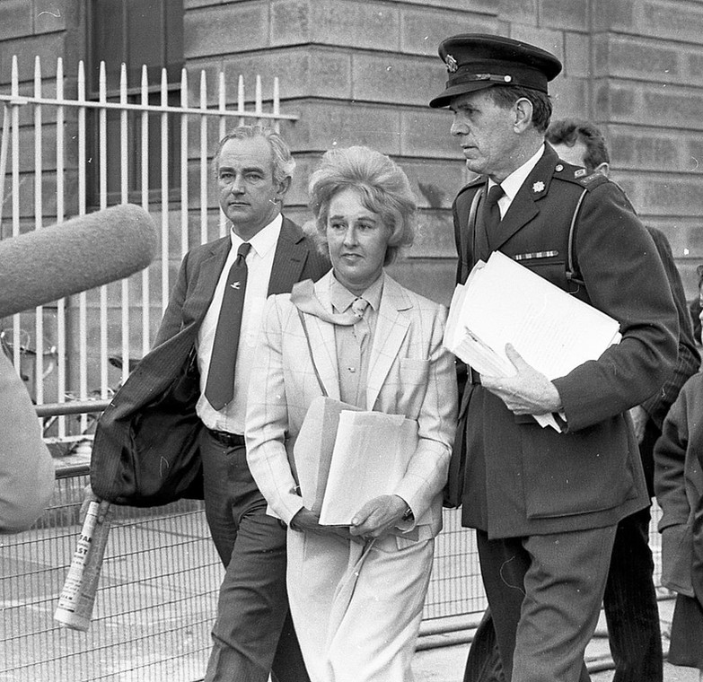 Jennifer Guinness i John Guinness wychodzą z sądu (6 listopada 1986 r.)
