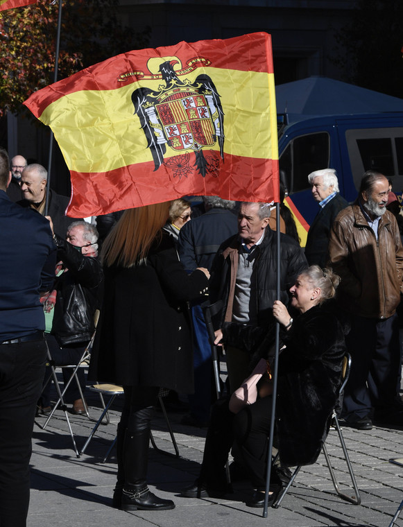 Zwolennicy starych zasad z hiszpańską flagę z czasów Franco podczas wiecu, 2022 r.