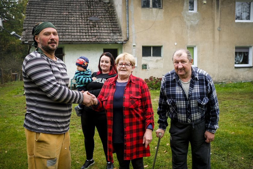 Strażak z rodzina naprawił drogę mieszkańcom! Bezinteresownie!