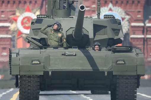 Rosyjski czołg Armata T-14 podczas parady wojskowej z okazji Dnia Zwycięstwa na Placu Czerwonym w Moskwie. 9 maja 2015 r.