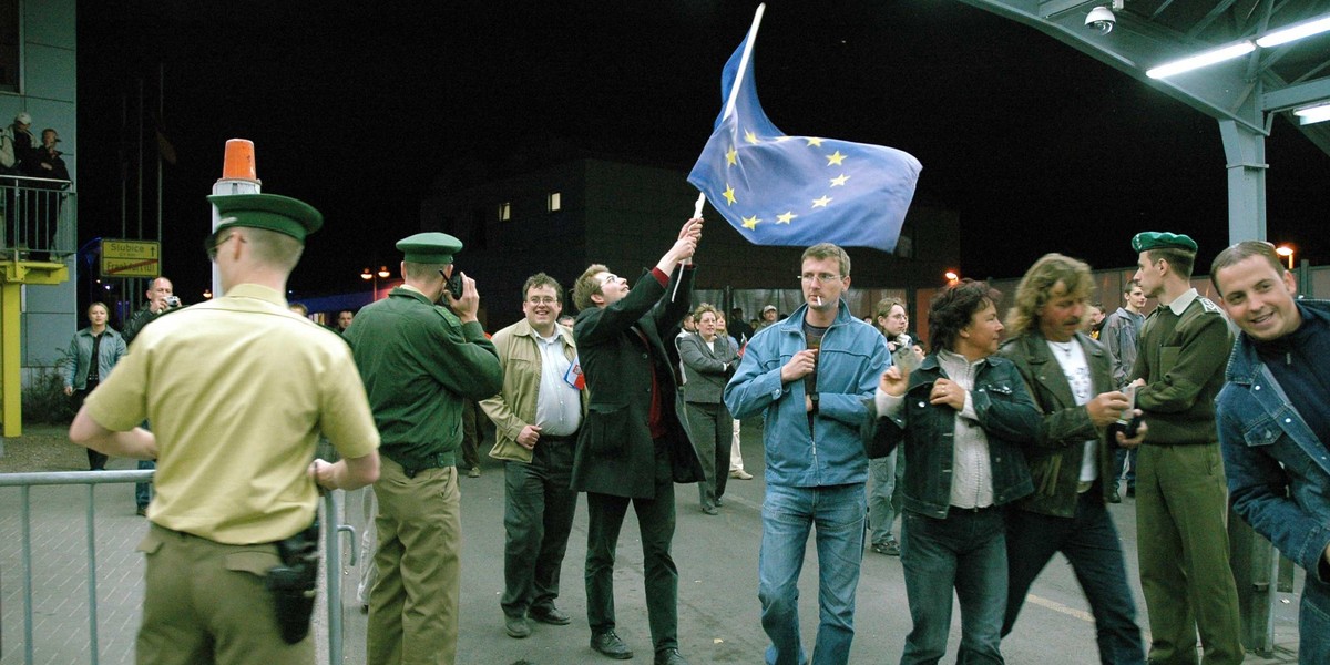 Polacy widzą w UE coraz więcej plusów, które zdecydowanie przeważają nad minusami.