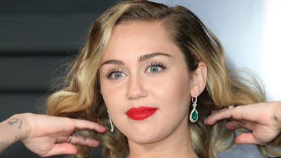 Totális döbbenet: hatalmas cigivel a szájában buzdít füvezésre Miley Cyrus