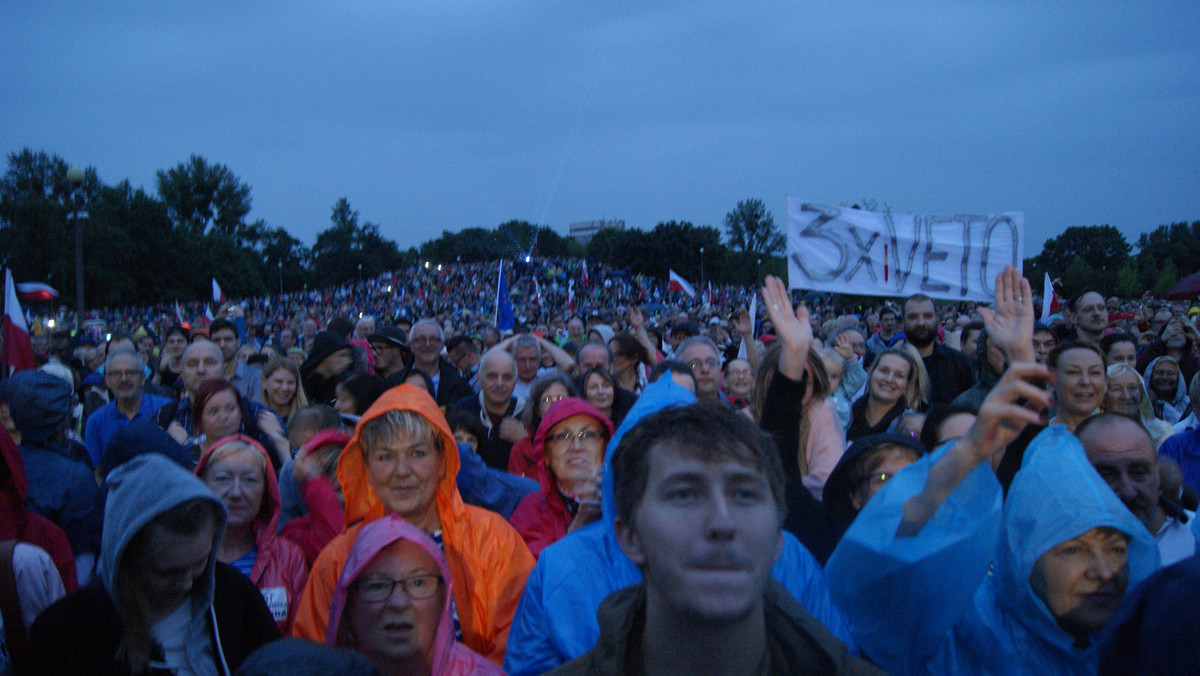 Ósmy "Łańcuch Światła" w Poznaniu przed halą Arena