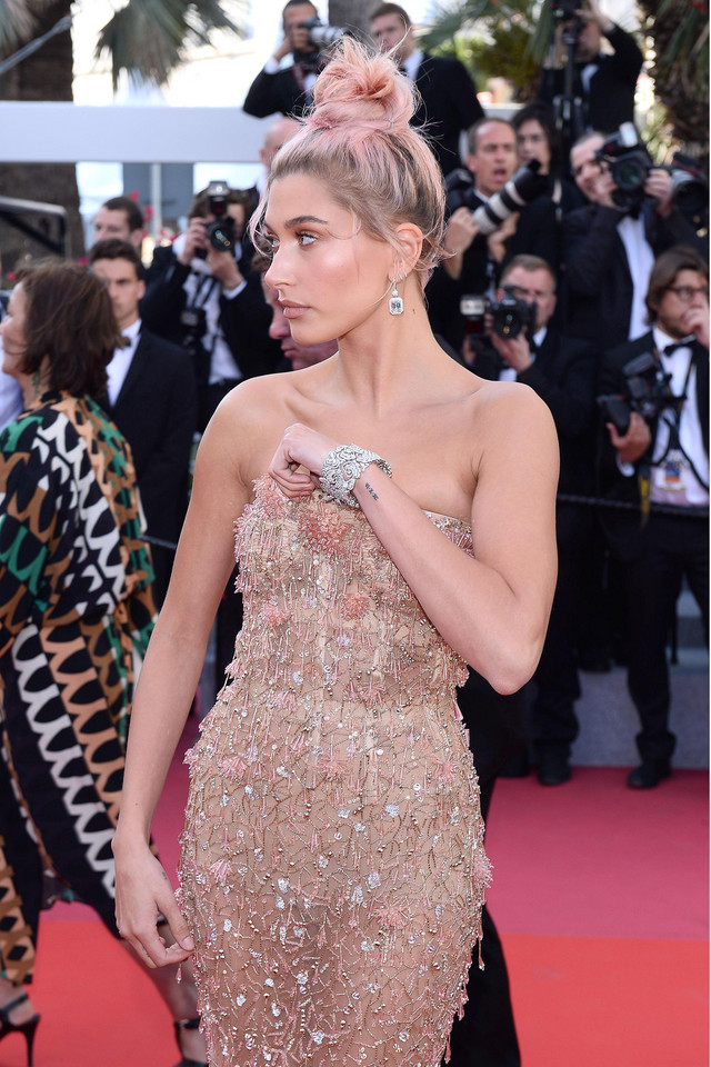 Hailey Baldwin w prześwitującej kreacji w Cannes