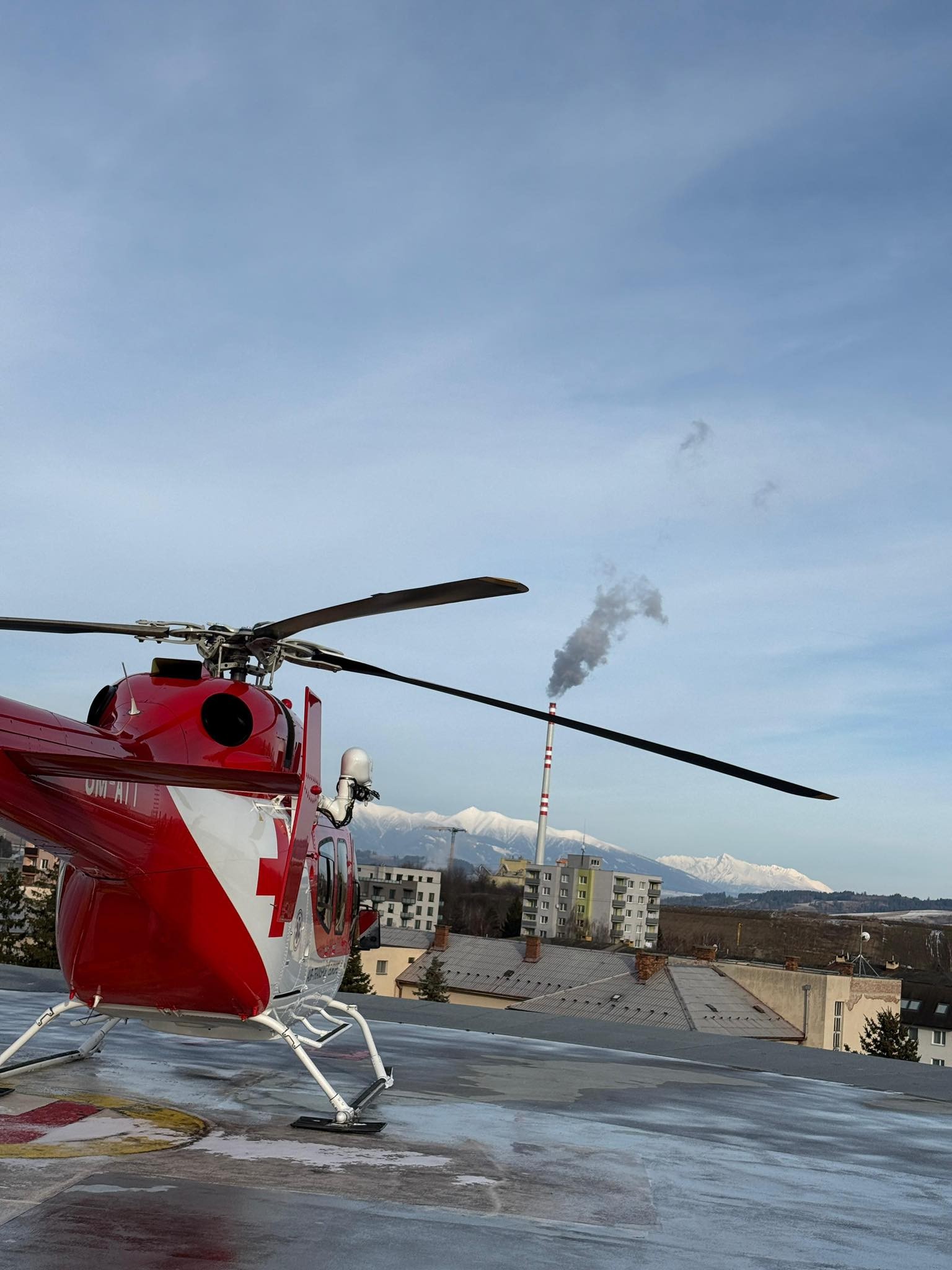 Leteckí záchranári pomáhali štyrom zraneným lyžiarom. 