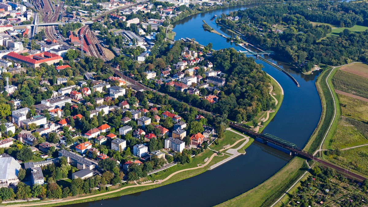 Władze miasta chcą przyciągnąć do Opola kolejnych inwestorów. Proponują kolejne ulgi, które funkcjonowałyby na terenach zarządzanych przez Wałbrzyską Specjalną Strefę Ekonomiczną. Rada Miasta na najbliższej sesji zajmie się uchwałą w tej sprawie – To kolejne nasze działanie, które zachęca do inwestowania w naszym mieście – przekonują urzędnicy.