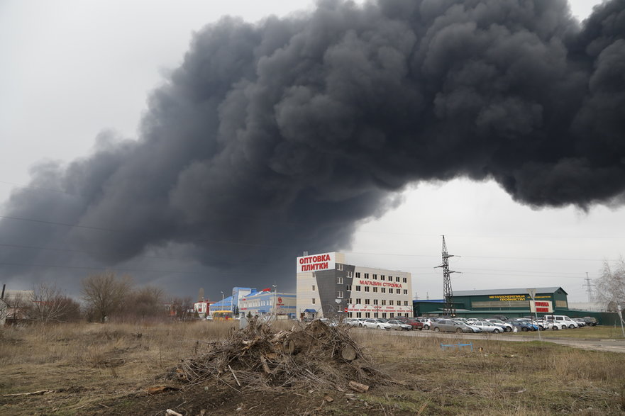 Dym nad składem paliwa w Biełgorodzie po uderzeniu samolotów 1 kwietnia 2022 r.