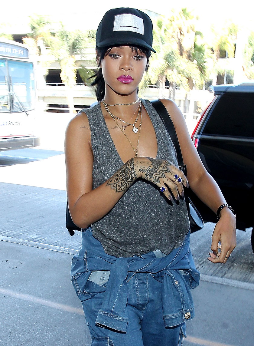 Rihanna w luźnych jeansach na lotnisku