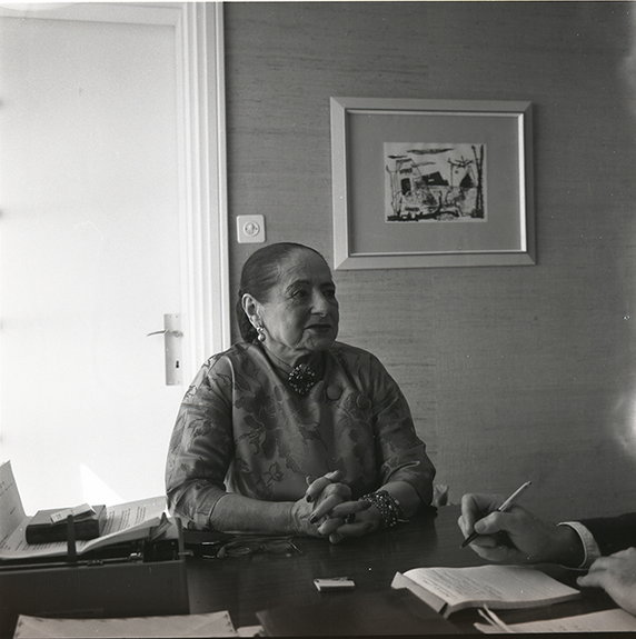 Helena Rubinstein podczas narady z pracownikami, Wikimedia Commons
