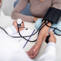 Magas vérnyomás csökkentése: ezt a 9 dolgot próbálja ki otthon!