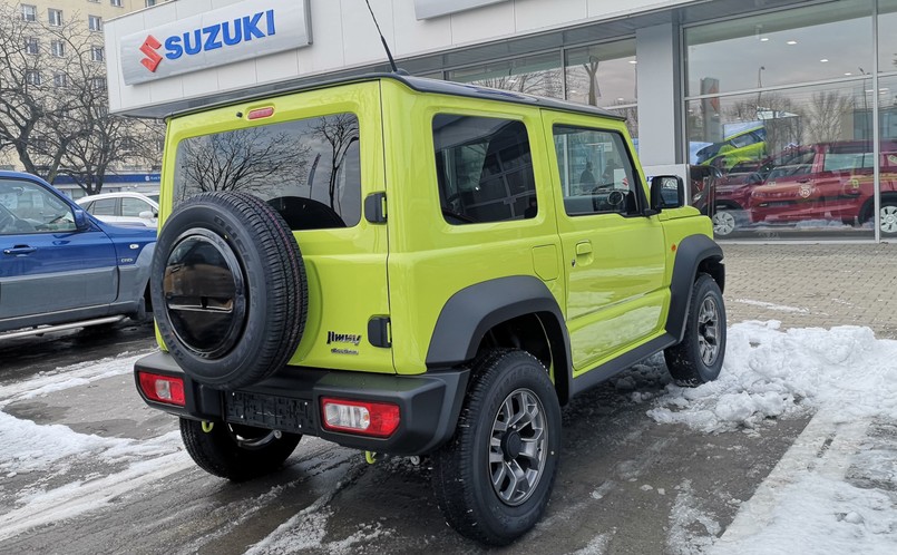 Suzuki Jimny nowej generacji na przedniej osi ma hamulce tarczowe, a na tylnej osi – bębnowe. Samochód może nie staje jak wryty, ale układ całkiem sprawnie radzi sobie z zatrzymywaniem tej lekkiej terenówki. Opony o wysokim profilu 195/80 R15 pomagają w walce z wybojami