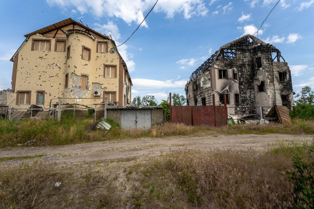 Budynki we wsi Ruśki Tyszky w obwodzie charkowskim zniszczone przez rosyjski ostrzał