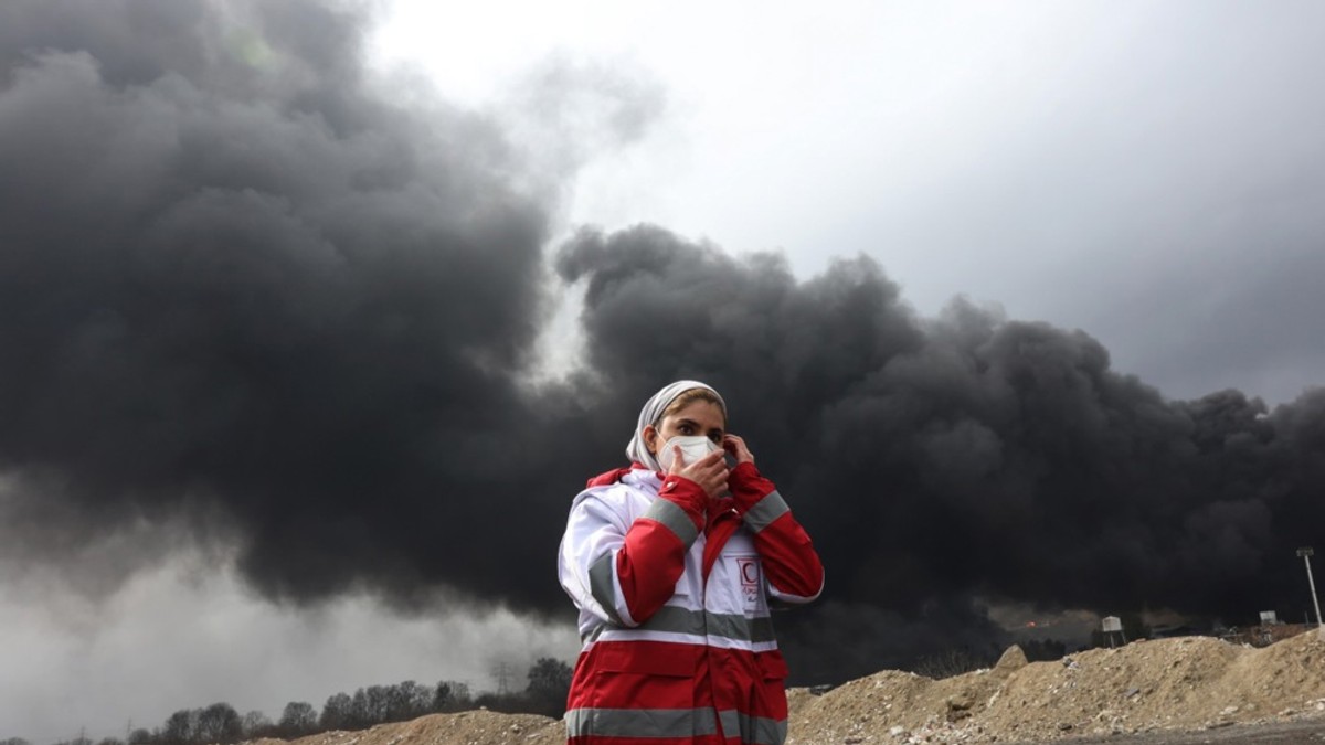 Dim nakon napada na naftnu rafineriju Šahran u Teheranu, Iran, 8. marta