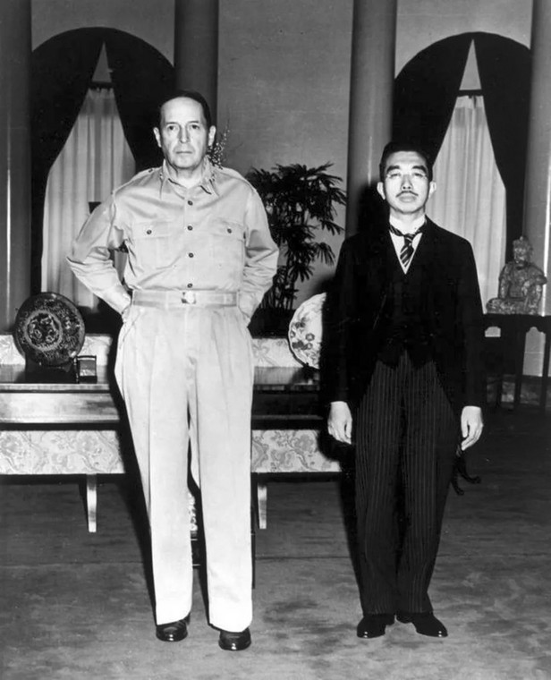 Generał Macarthur z cesarzem Hirohito