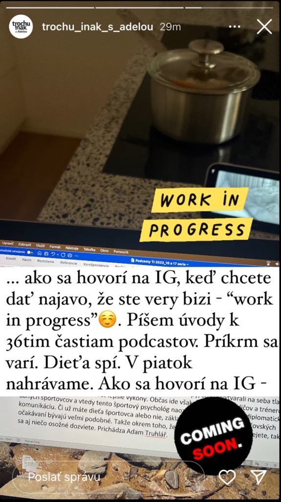 Adela pracuje na úvodoch k novým častiam podcastov.