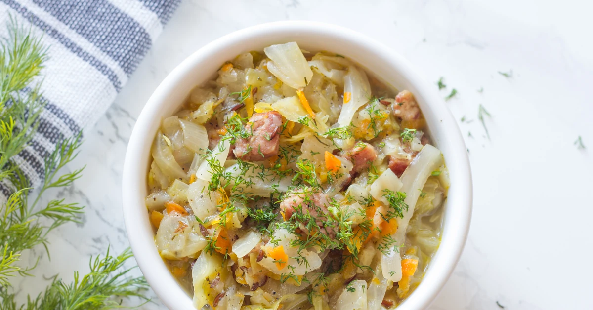 Pyszny obiad na czwartek. Podajemy przepis, Ty gotujesz. Bigos z młodej kapusty