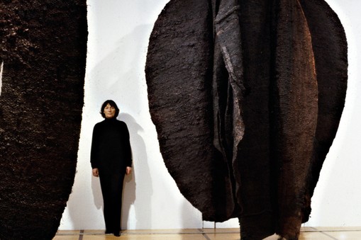 Magdalena Abakanowicz ze swoją pracą „Abakan brązowy (sizal), 1969-1972 