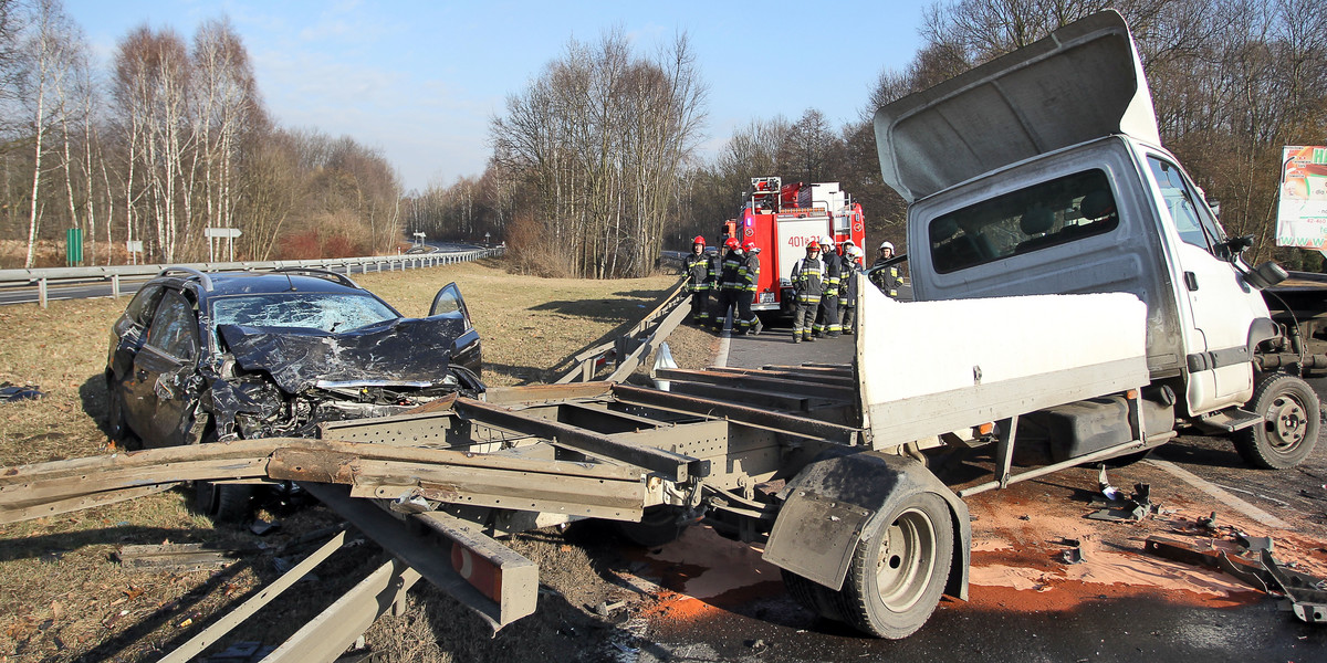 Preczów. Zderzenie samochodu osobowego z ciężarówką wiozącą piwo 