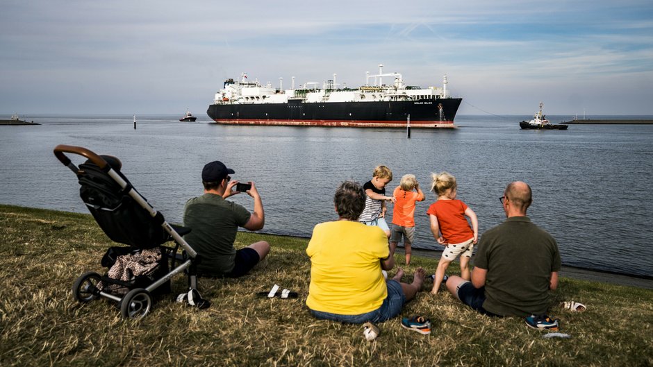 Pływający terminal LNG dociera do portu Eemshaven w Holandii, w pierwszej połowie września 2022 r. 