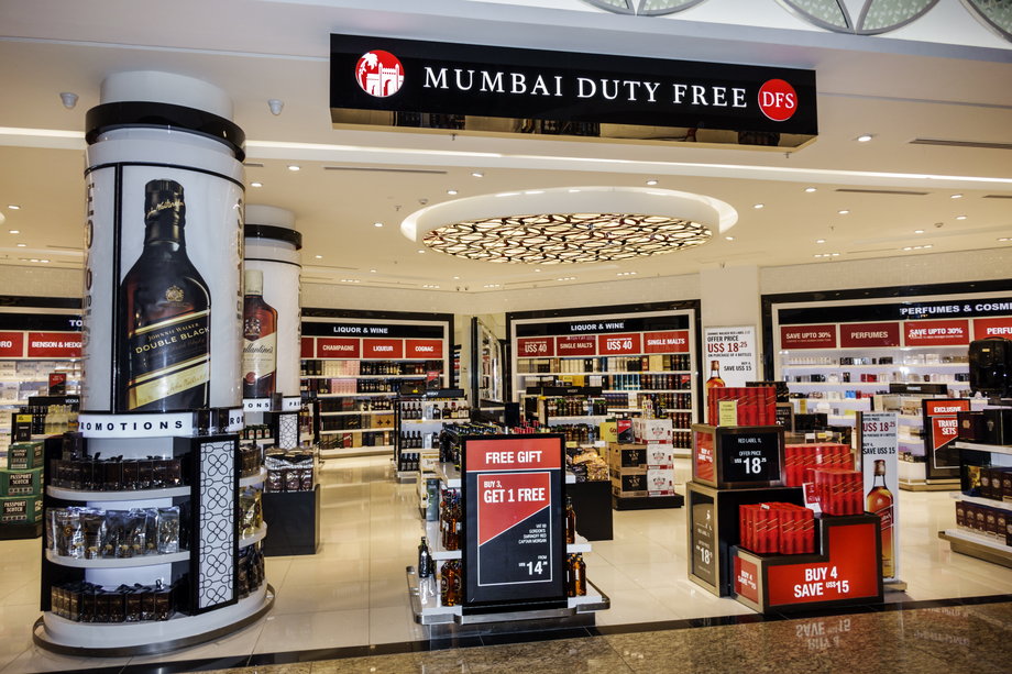 Chuck Feeney dorobił się na sklepach duty free - założona przez niego grupa DFS działa na całym świecie. Tu sklep w Mumbaju