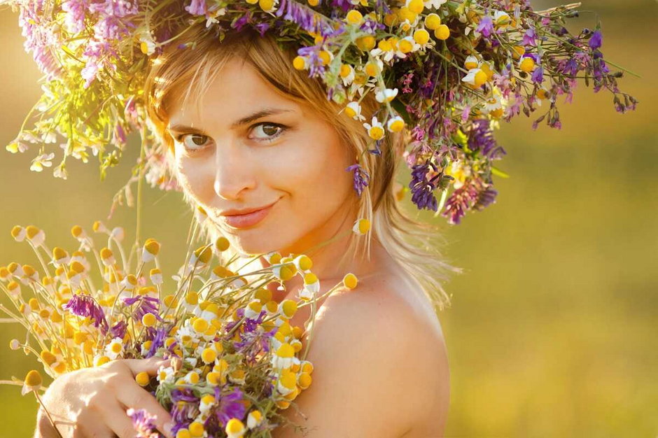 Kwiaty pojawiające się w okresie letniego przesilenia wykorzystywano do przystrajania głów i tworzenia bukietów