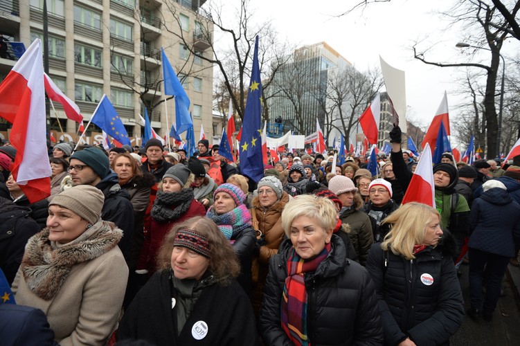 <strong>Szefowa Stowarzyszenia Inicjatywa Polska Barbara Nowacka dziękowała zebranym pod TK za przybycie</strong>. <br><br>