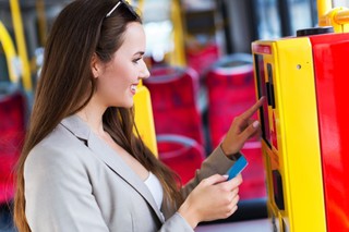 Czy sprzedaż biletów w imieniu i na rzecz przewoźnika może korzystać ze zwolnienia od VAT?