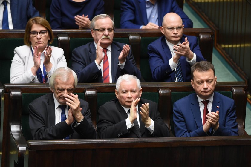 Błaszczak postawił się Kaczyńskiemu. Takich rzeczy w PiS się nie robi