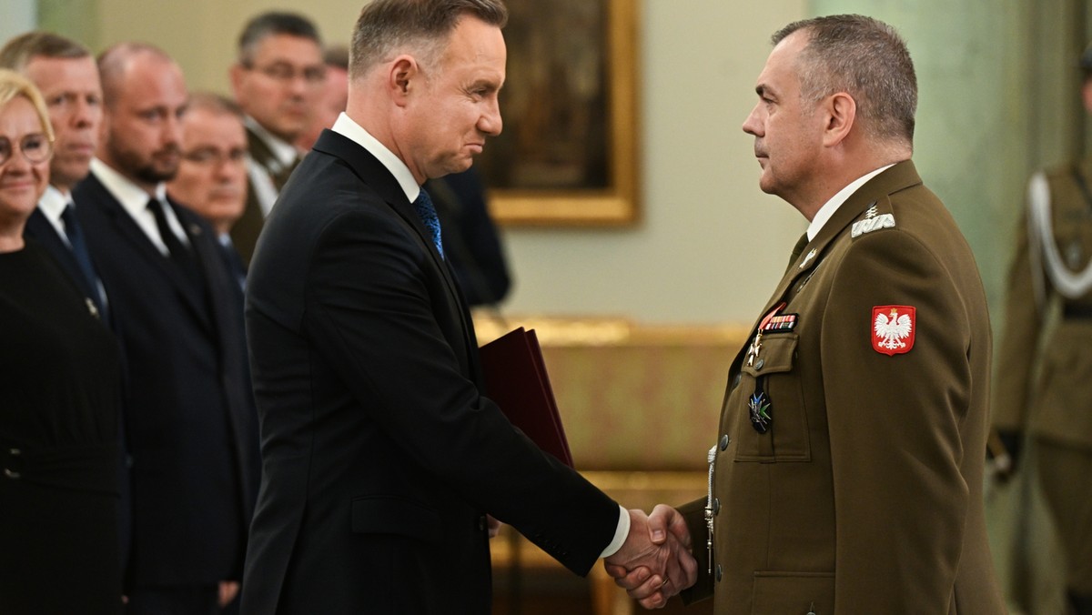 Prezydent Andrzej Duda oraz nowo powołany dowódca Sztabu Generalnego Wojska Polskiego gen. broni Wiesław Kukuła w Pałacu Prezydenckim