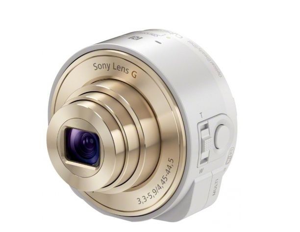 Niektóre krajobrazy lub obiekty znajdują się zbyt daleko, by sfotografował je smartfon. Sony QX10 sprawi, że telefon stanie się profesjonalnym aparatem fotograficznym. Zakłada go się na telefon, który zamienia się wtedy w korpus aparatu. Urządzenie łączy się ze smartfonem bezprzewodowo przez moduł NFC lub WiFi. Zdjęcia robi się i edytuje przez ekran dotykowy. Dzięki przetwornikowi CMOS Exmor R™ o rozdzielczości 18 megapikseli, zdjęcia wyjdą nawet przy słabym świetle. Obiektyw kosztuje ok. 850 zł.