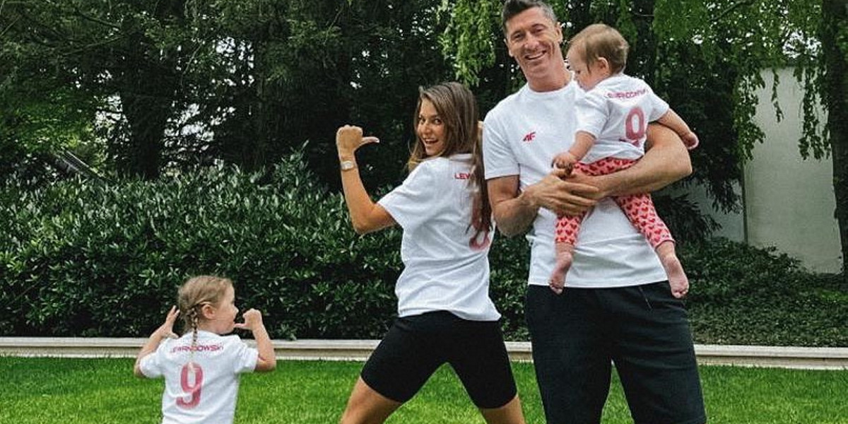 Anna i Robert Lewandowscy z córkami. 