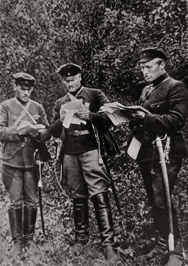 Na polskim froncie w 1920 r. Grigorij Iwanowicz Kotowski stoi pośrodku