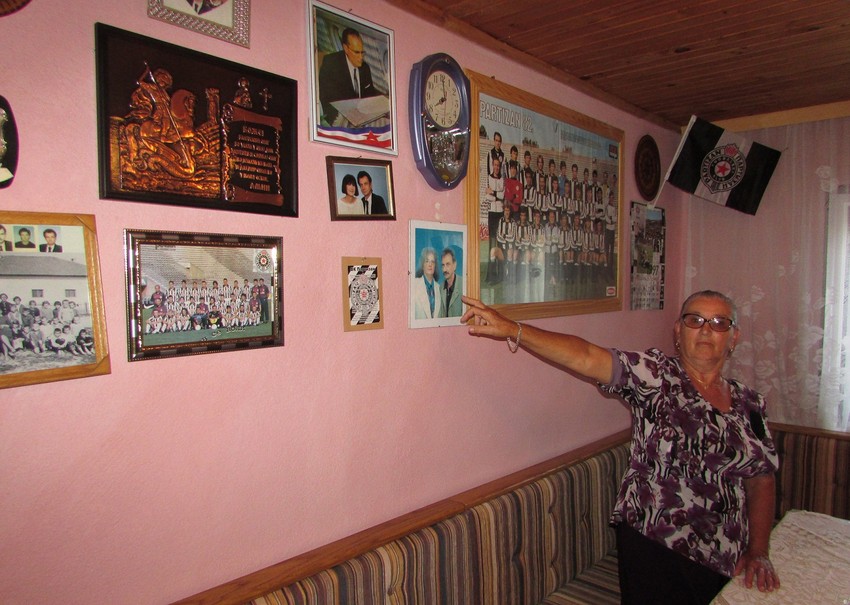 Dragica pokazuje zid sa uspomenama