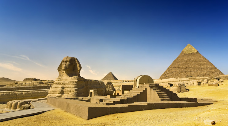 A gízai nagy szfinx - Egyiptom, Kairó – Giza. A háttérben Hafré (görögül Kephrén) és Menkauré (Mükerinosz) piramisa. A Gízától Dahshurig nyúló piramismező szerepel az UNESCO világörökségi listáján / Fotó: Getty Images