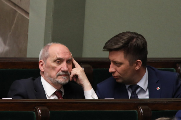 Zapytany przez dziennikarza, o to, że niektórzy politycy i komentatorzy twierdzą, iż jest konflikt między MON a Pałacem Prezydenckim, minister Macierewicz odpowiedział: "Ja takiego konfliktu nie dostrzegam".