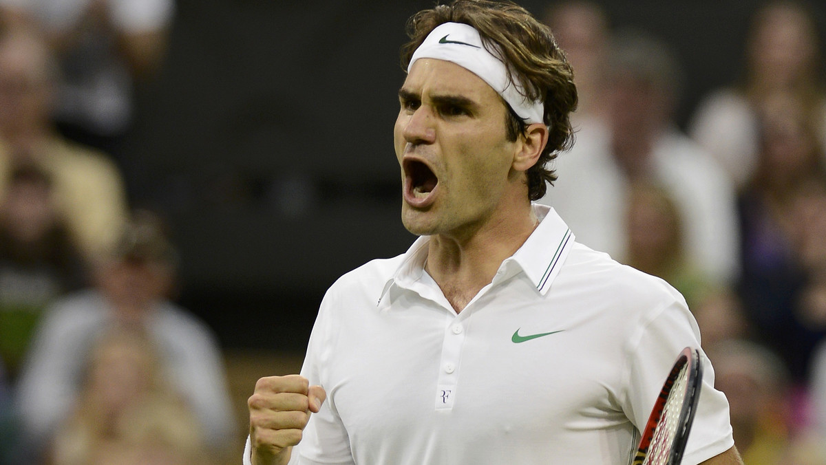 Roger Federer wygrał 4:6, 7:5, 6:3, 6:4 z Andym Murrayem w finale wielkoszlemowego turnieju tenisowego na trawiastych kortach Wimbledonu (z pulą nagród 16,1 mln funtów). Faworyt miejscowej publiczności wygrał pierwszego seta, ale w kolejnych lepiej prezentował się Szwajcar i zasłużenie triumfował.