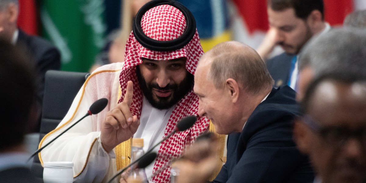 Z działań Putina najbardziej zadowoleni są Saudowie. Na zdjęciu od lewej książę Mohammad ibn Salman i Władimir Putin.