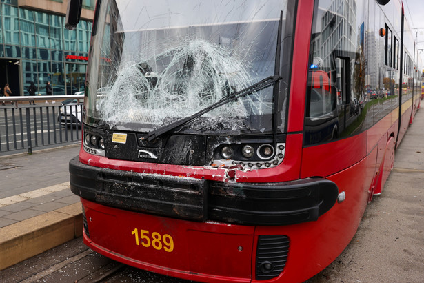 Łódź, 24.11.2023. Miejsce zderzenia dwóch tramwajów jadących aleją Piłsudskiego w Łodzi