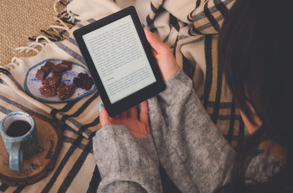 Czytniki Kindle w promocji taniej nawet o ponad 200 zł. Prezent na Walentynki dla mola książkowego?