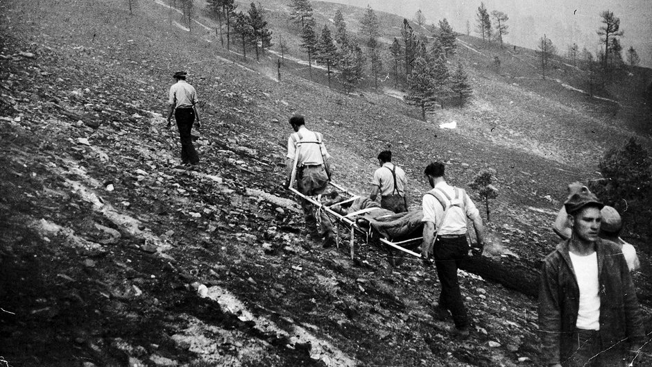 Ekipy ratunkowe znoszą ofiary pożaru w Mann Gulch w 1949 r. 