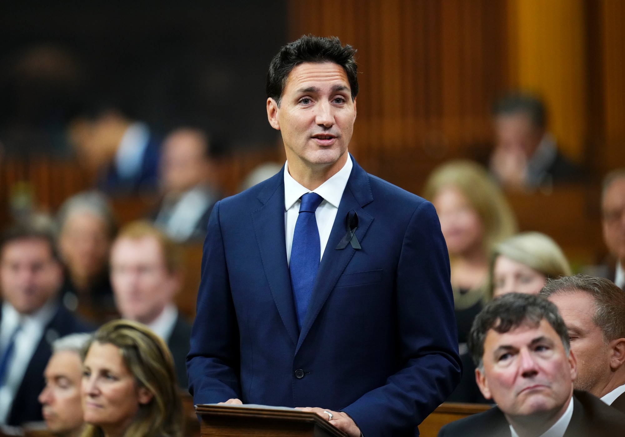 Kanadský premiér Justin Trudeau si uctieva pamiatku zosnulej britskej kráľovnej Alžbety II. v kanadskom parlamente v Ottawe.