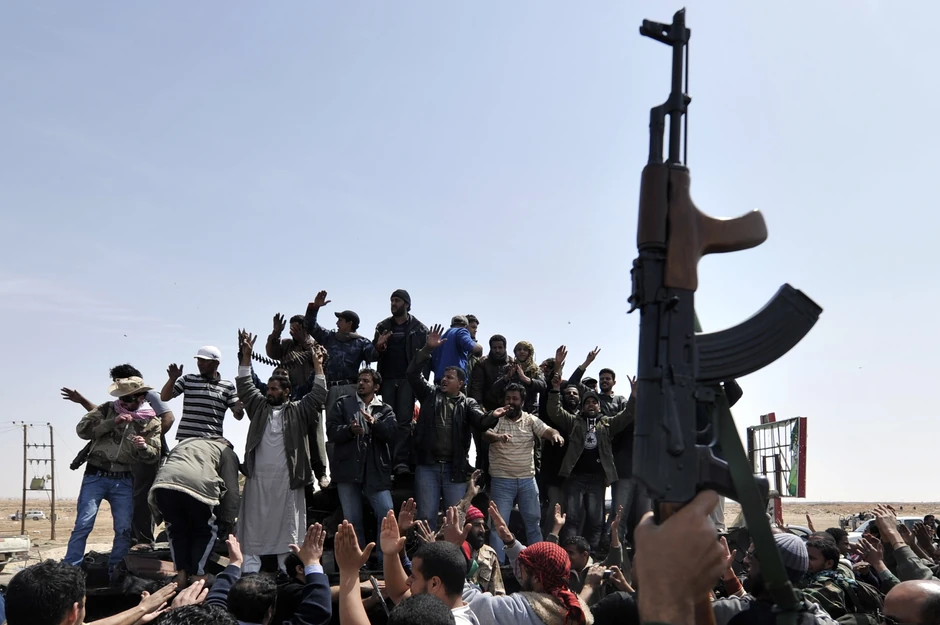 Pobunjenici u Libiji, potpomognuti vazdušnim udarima koalicionih snaga, preuzeli su kontrolu nad Adždabiju