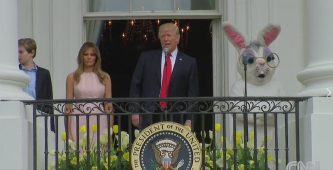 Donald, Melanija i Bran Tramp i uskršnji Zeka danas na balkonu Bele kuće  u zavničnom obraćanju okupljenima